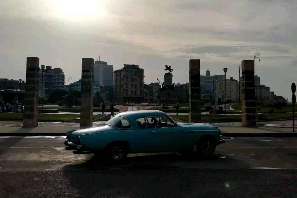 Studebaker frente al Parque Maceo de La Habana