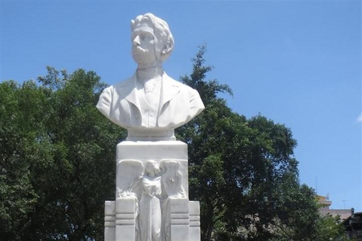 monumento a Manuel de la Cruz