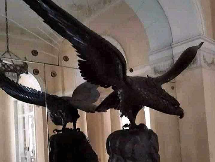 Aguila de bronce casa de dulce Maria loynaz