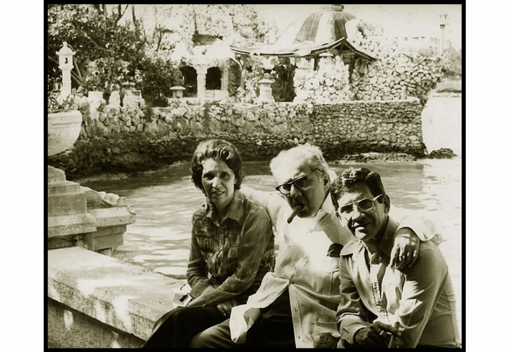 José Lezama Lima, su esposa María Luisa, José Triana y Chantal Dumaine en octubre 25 de 1975. Jardines del Restaurante 1830