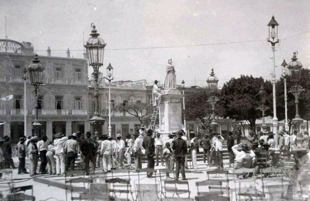 Estatua de Isabel II en el Parque Central