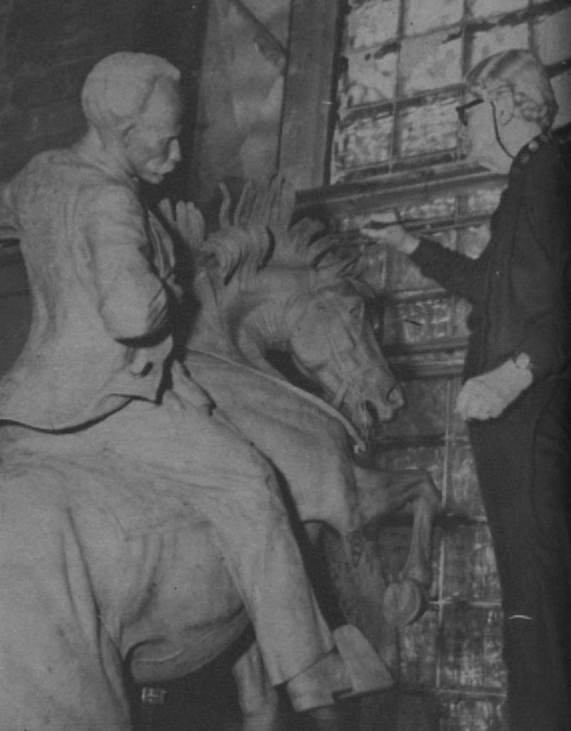 Anna Hyatt Huntington modelando la estatua ecuestre de José Martí 