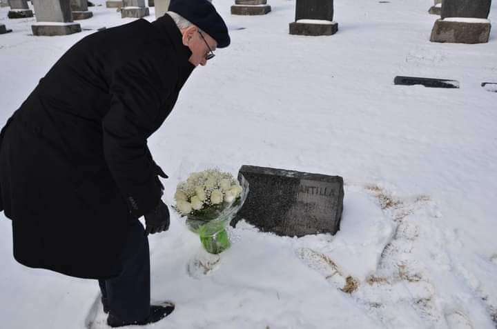 Eusebio Leal Spengler ante la tumba de Carmen Miyares en Nueva York