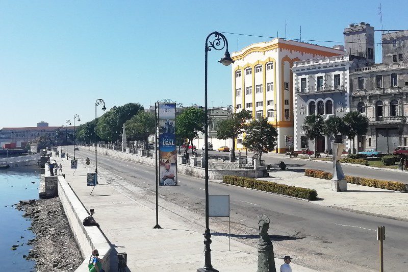 Avenida del Puerto: Pasear junto al mar en La Habana
