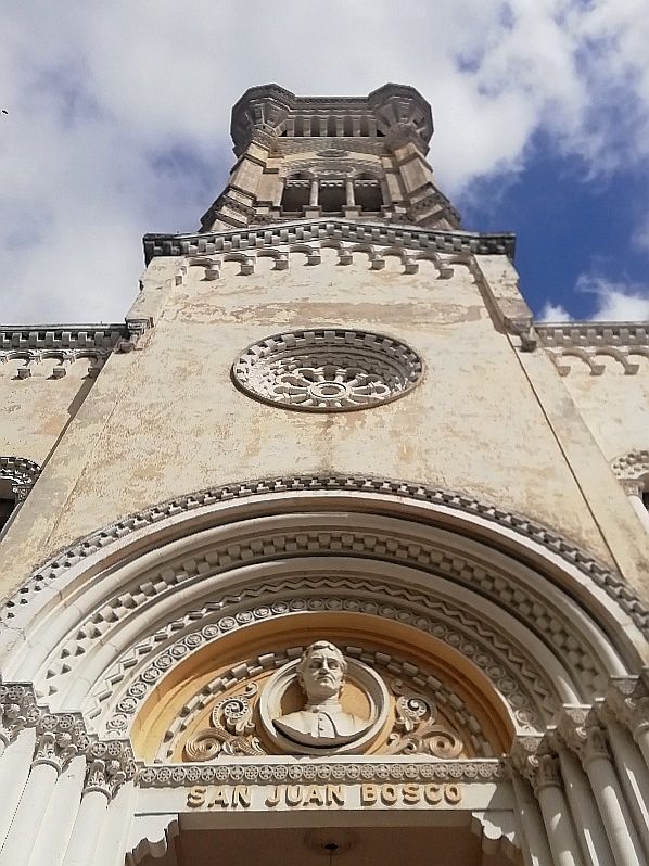 Iglesia de San Juan Bosco - detalle de la fachada 