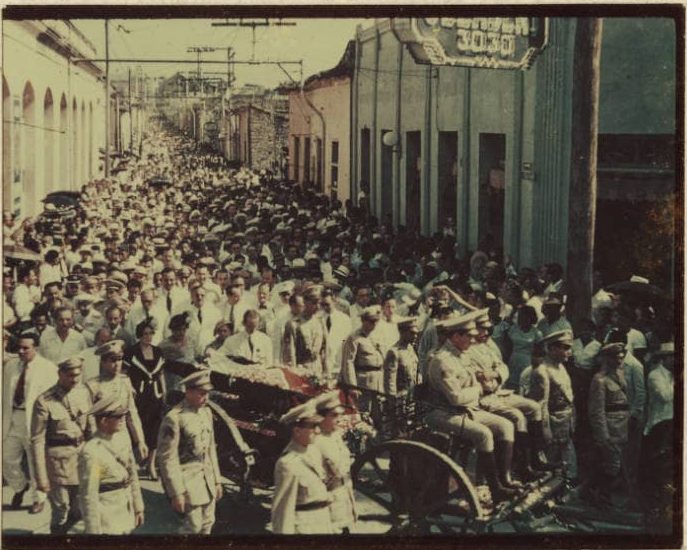 Urna con los restos de José Martí, trasladada por las calles de Santiago de Cuba 1951