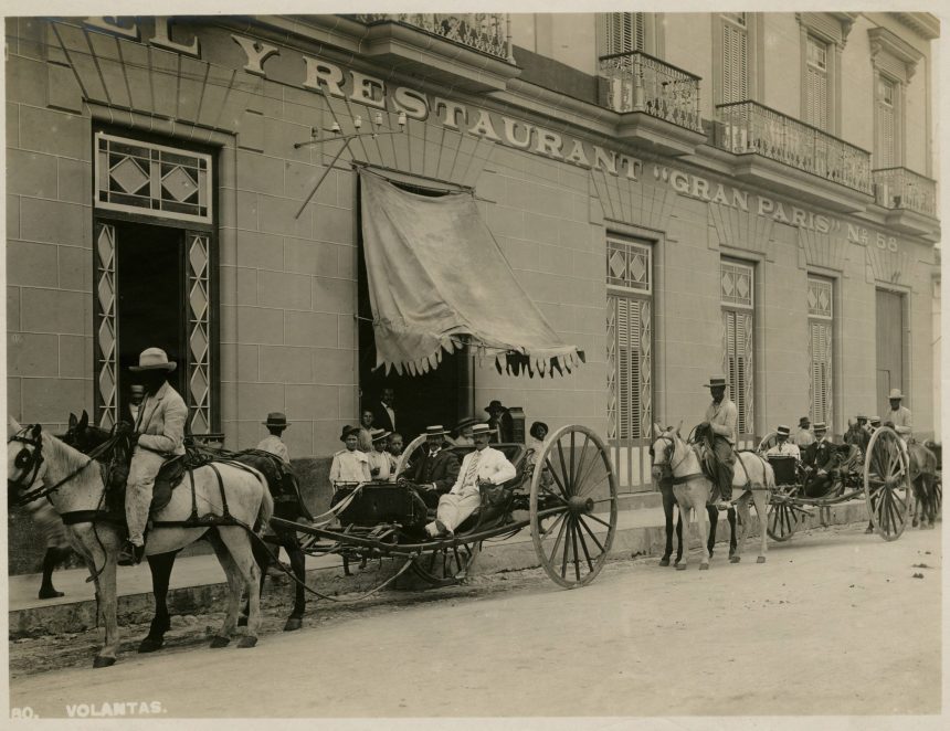 1900 Quitrín frente al Hotel y Restaurante Gran París de Matanzas.