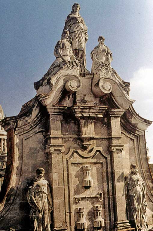 Centro Gallego de La Habana detalle escudo de la ciudad