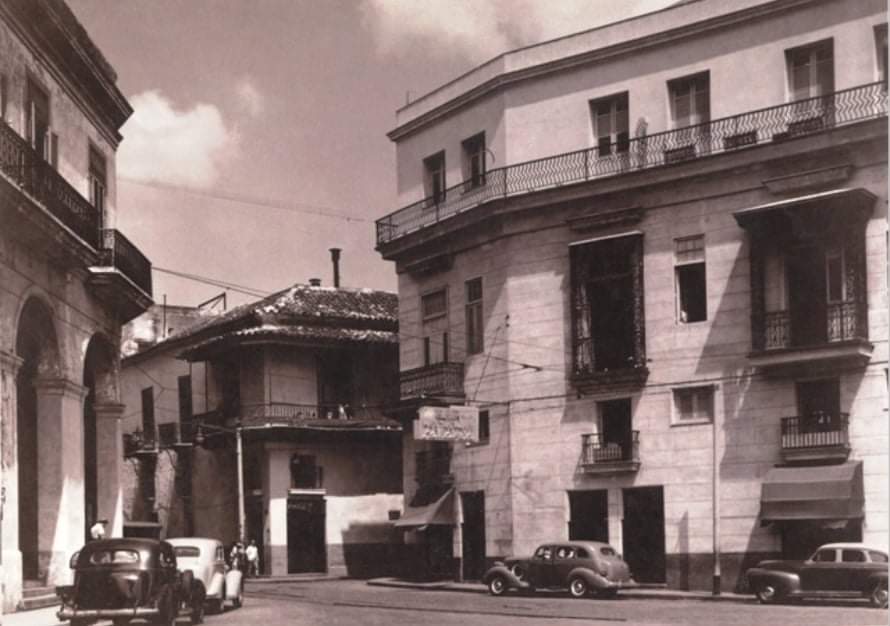 Edificio Puente y Bar - Restaurante La Victoria en la esquina de Oficios y Luz en La Habana