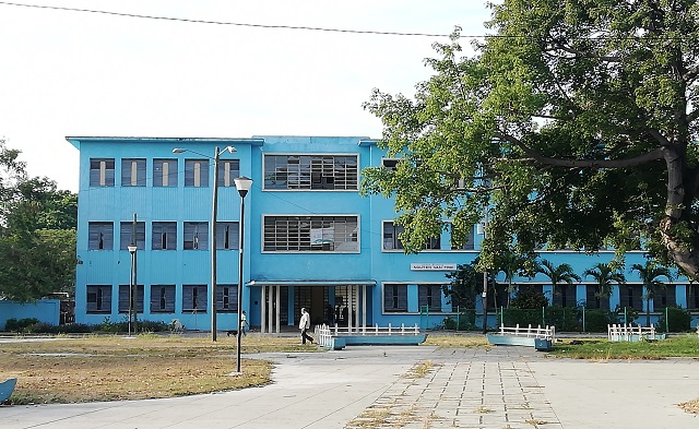 Escuela Primaria Nguyen Van Troi frente al Parque Van Troi