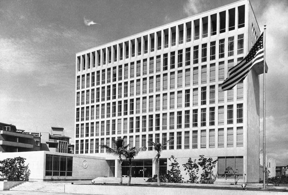 Edificio de la embajada de Estados Unidos en La Habana