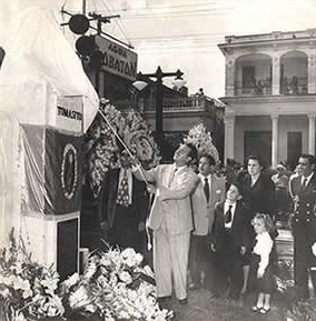 Lolo Villalobos inaugura el monumento del Dr. Tomás Tuma Iza en el Parque de Tomasito, Virgen del Camino, San Miguel del Padrón.