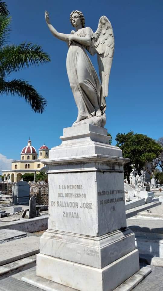 Monumento funerario en honor a Salvador José Zapata en la Necrópolis de Colón 