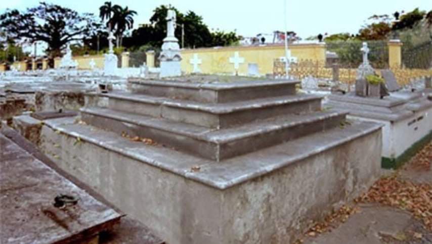 Tumba del Gorrion Cementerio de Colon