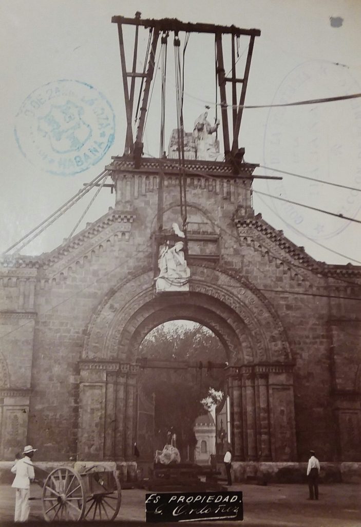 estatua de villalta en el cementerio de colon izaje 1904