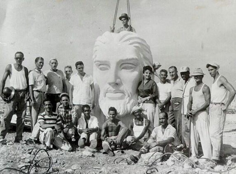 Jilma Madera posa con su cuadrilla junto a la cabeza del Cristo de La Habana