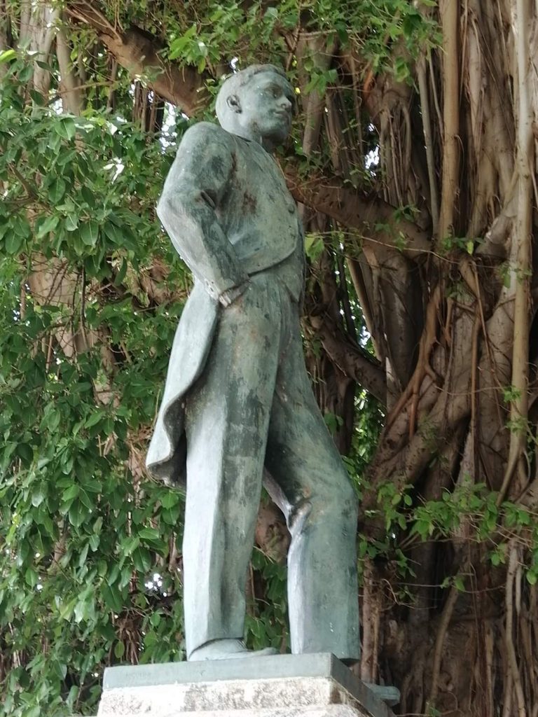 Monumento a Carlos Aguirre en el parque que lleva su nombre en La Habana