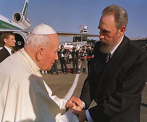Juan Pablo II es recibido por Fidel Castro