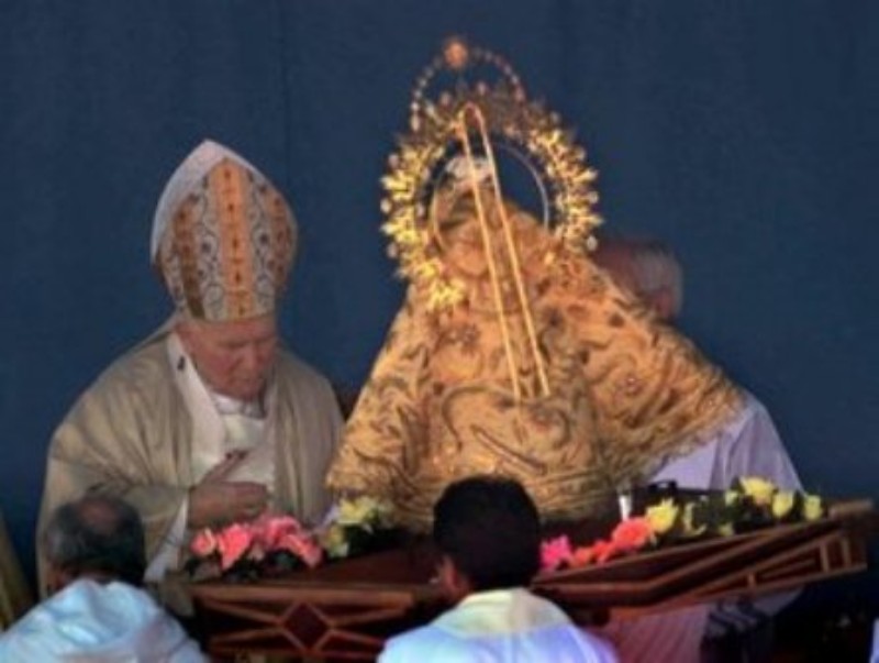 Juan Pablo II con la Caridad del Cobre