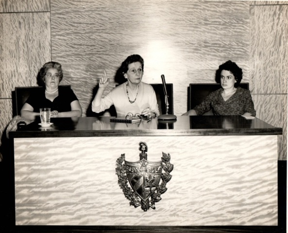 María Teresa Freyre de Andrade (al centro) durante una conferencia en los años 60