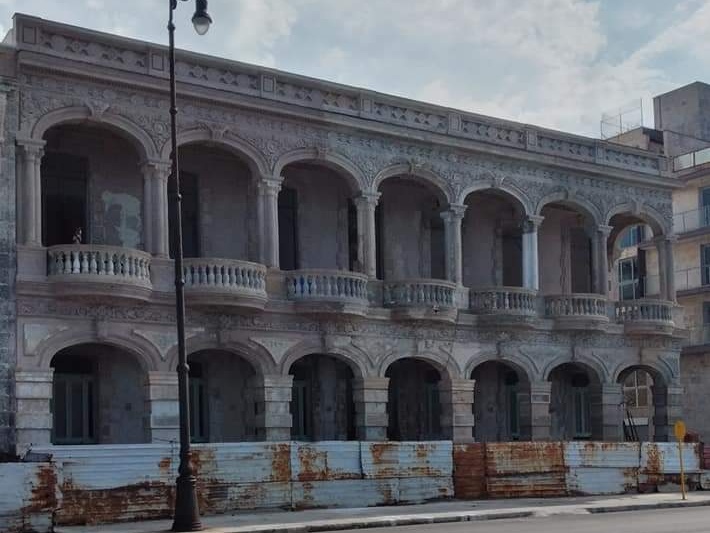 La bella Casa Sarrá en Malecón y Lealtad durante su restauración