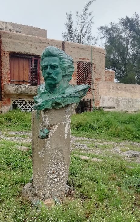 Casa Estudiantil del ISPLE busto de Pablo Lafargué 