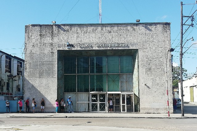 Banco en la calle Fábrica, Luyano