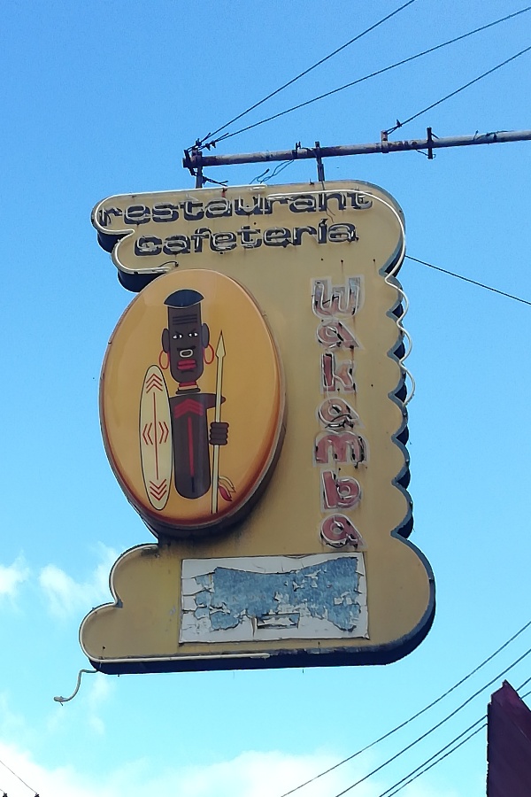 Cartel lumínico de la Cafetería Wakamba en La Habana