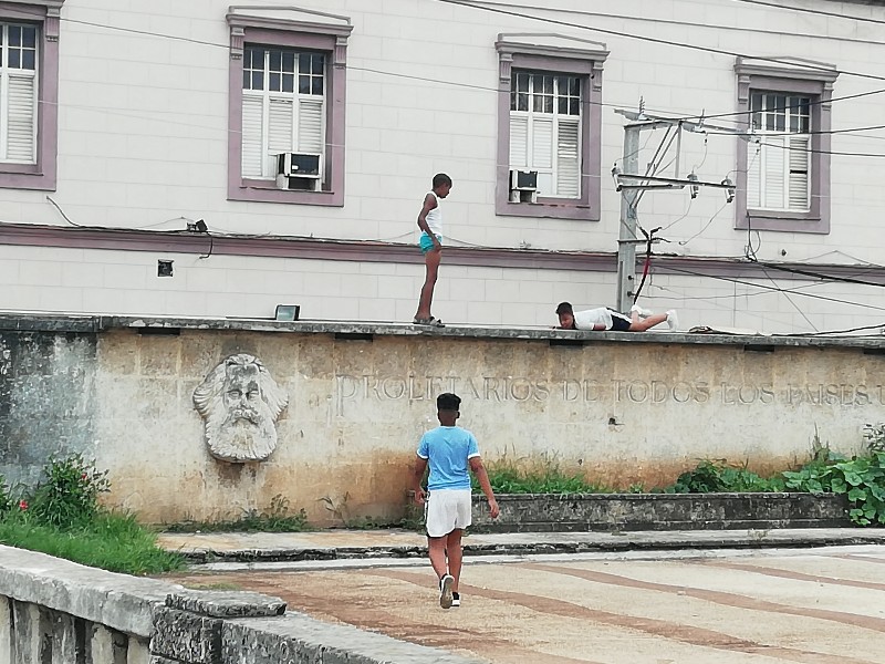 Niños en el Parque Carlos Marx de Centro Habana