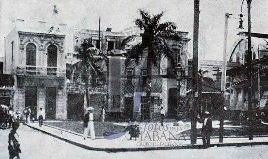 1913 parque jerez varona con la lampara y el politeama al fondo