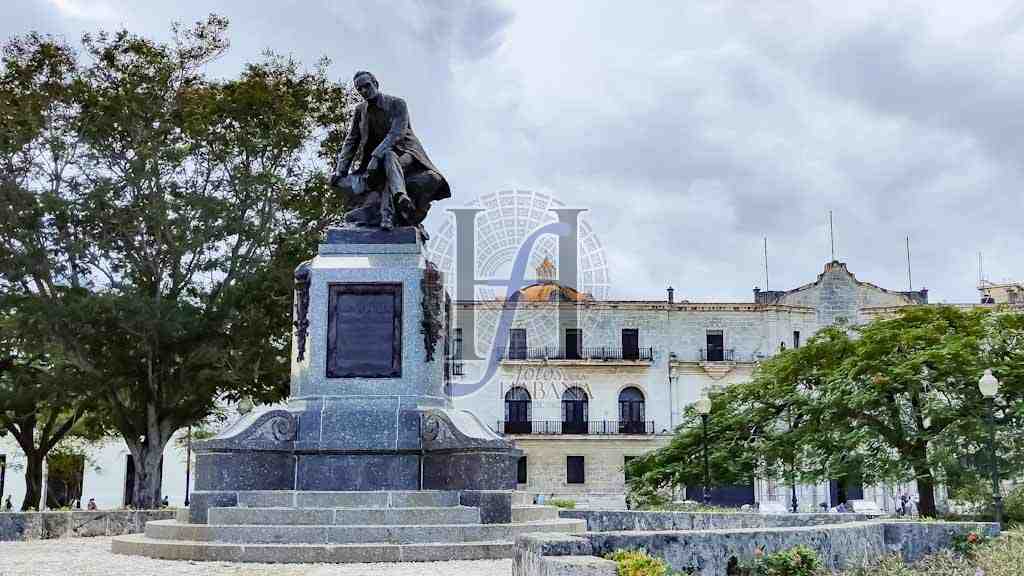 2022-Estatua de José de la Luz y Caballero de frente
