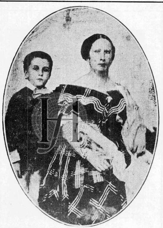 Ignacio Cervantes con su madre